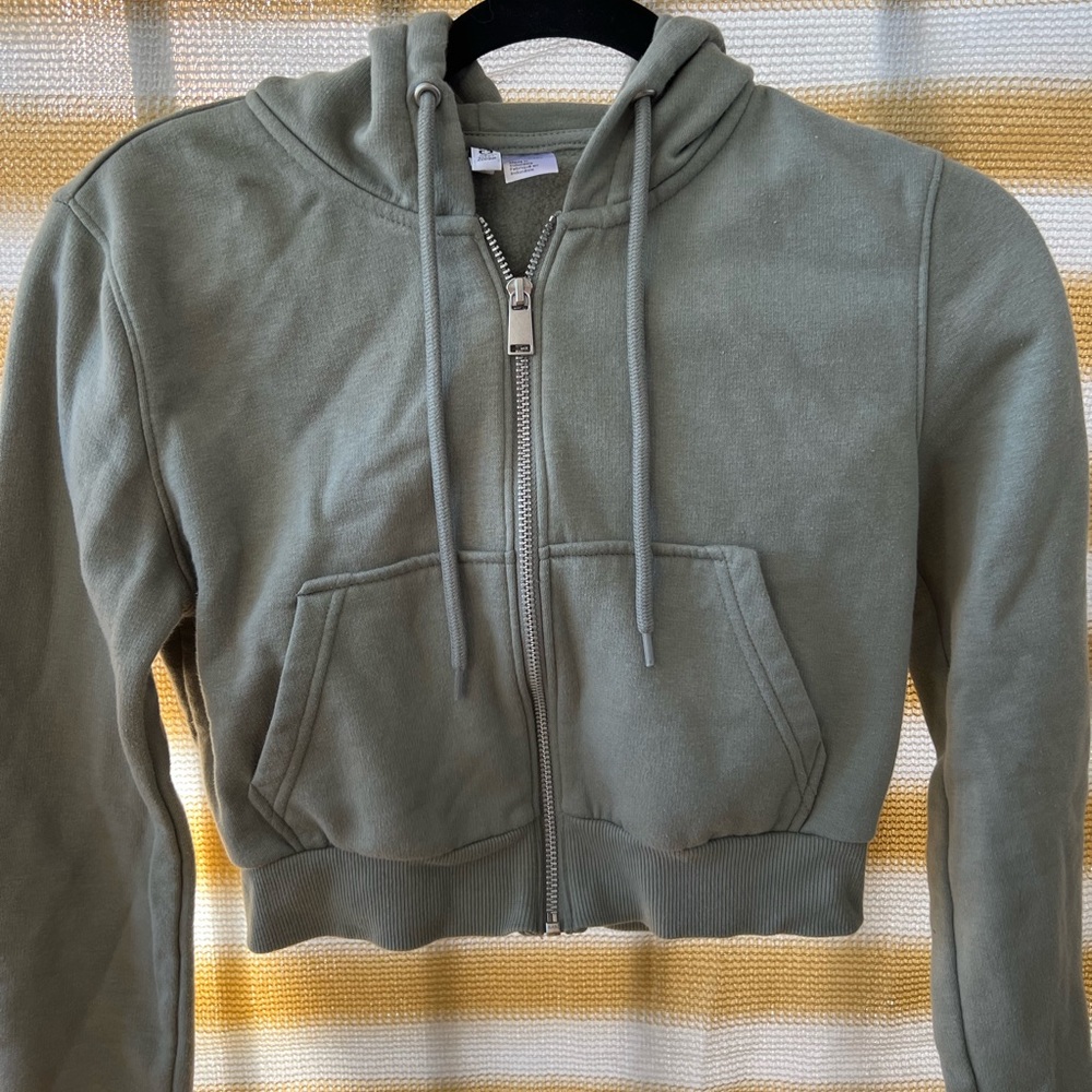 H&M // crop sweatshirts green & yellow (comes with both)